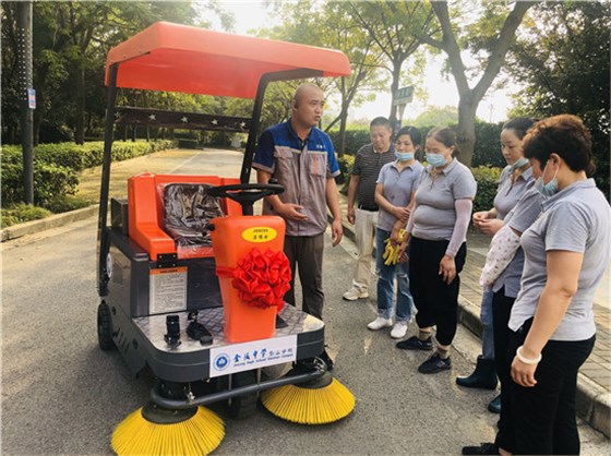 潔博士掃地車愛心捐贈(zèng)